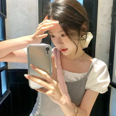 她在这里